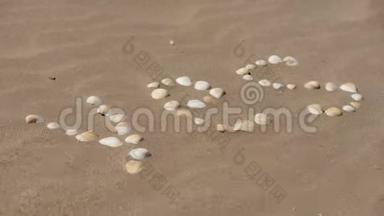 沙上的铭文.. 从贝壳中，这个词被阐明了。 被风吹走的沙子。 美丽的图画
